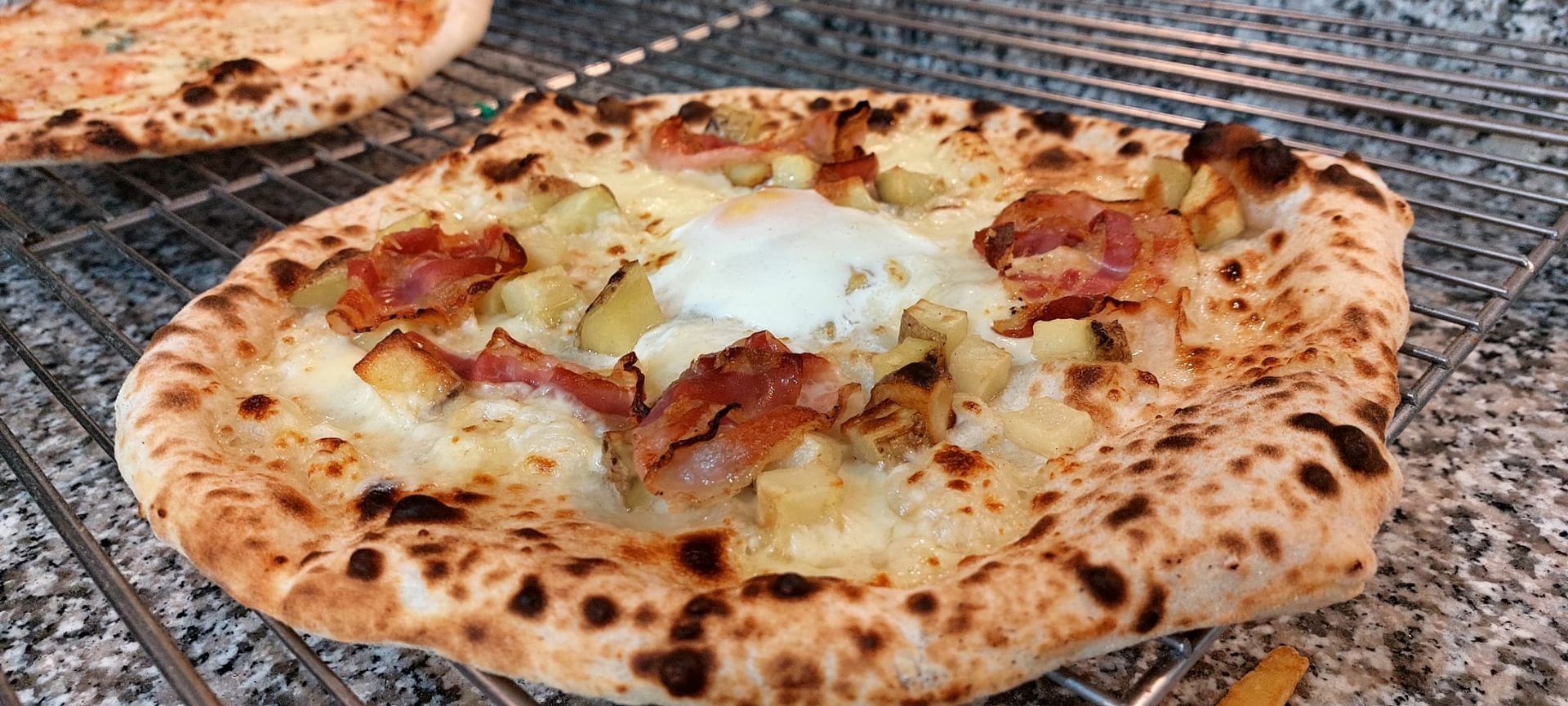 Pizza bacon, patate e uovo, pizzeria Carros 67 Nuoro, pizza croccante e genuina con ingredienti di qualità, fra le pizze più buone a Nuoro