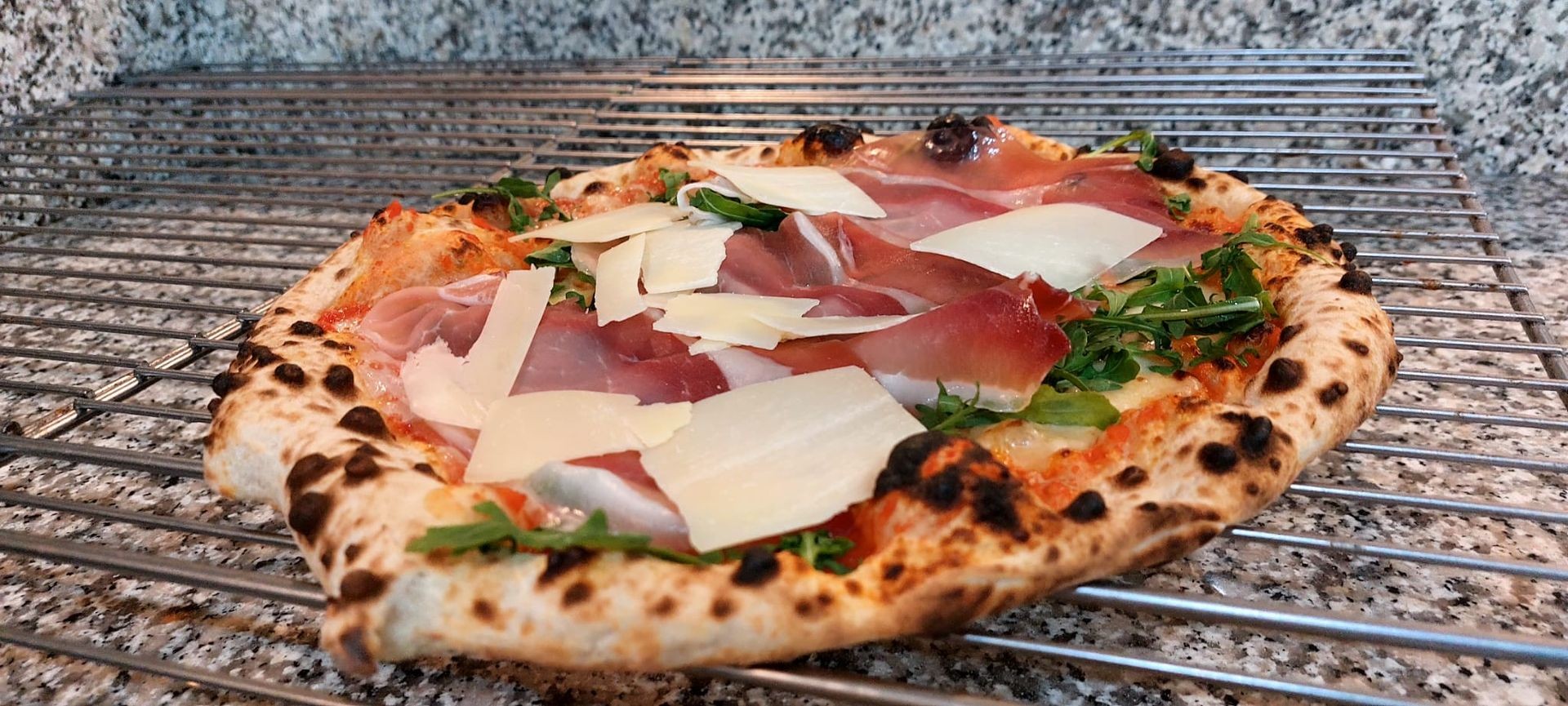 Pizza prosciutto crudo, rucola e grana padano, Nuoro Pizzeria Carros 67  pizza croccante e genuina con ingredienti di qualità, fra le pizze più buone a Nuoro