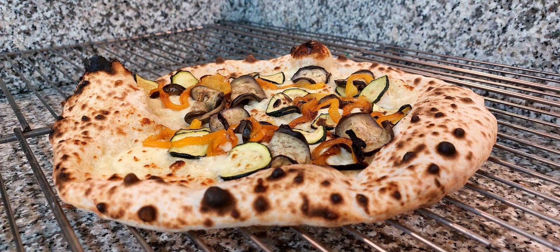 Pizza vegetariana alle verdure, pizzeria Carros 67 Nuoro, pizza croccante e genuina con ingredienti di qualità, fra le pizze più buone a Nuoro