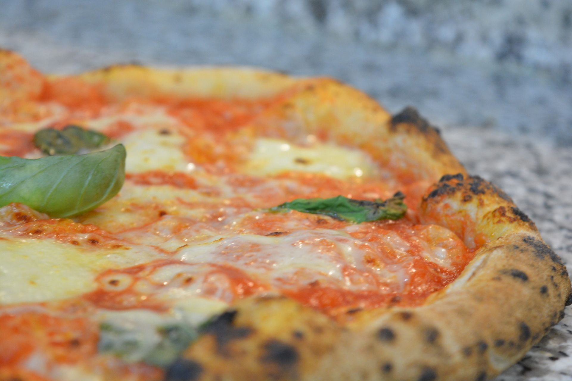 Pizza margherita e basilico, pizzeria Carros 67 Nuoro, pizza croccante e genuina con ingredienti di qualità, fra le pizze più buone a Nuoro